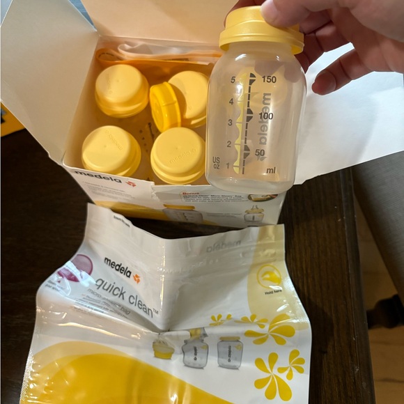 Medela Pump In Style with MaxFlow in White and Yellow - Picture 4 of 6